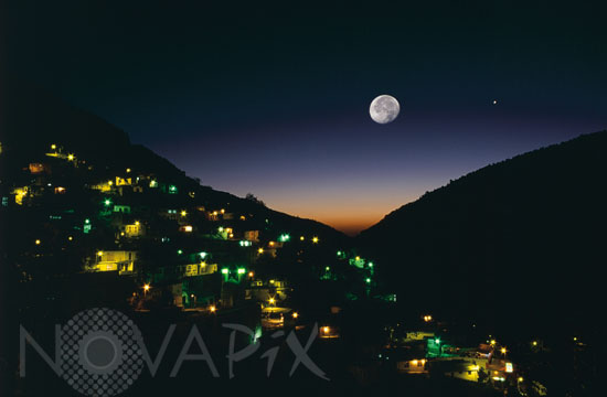 La Lune sur le village de Masuleh en Iran