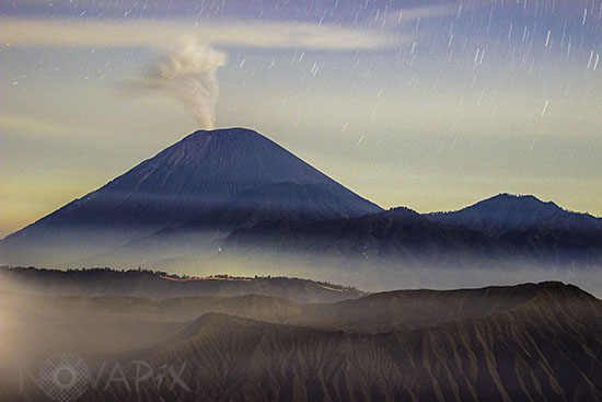 Filé d'étoiles sur le Massif du Tengger - Java, Indonésie