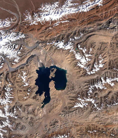Cratère d'impact Kara-Kul vu depuis l'espace