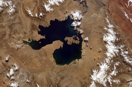 Cratère d'impact Kara-Kul vu depuis l'espace