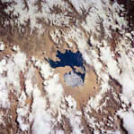 Cratère d'impact Kara-Kul vu depuis l'espace