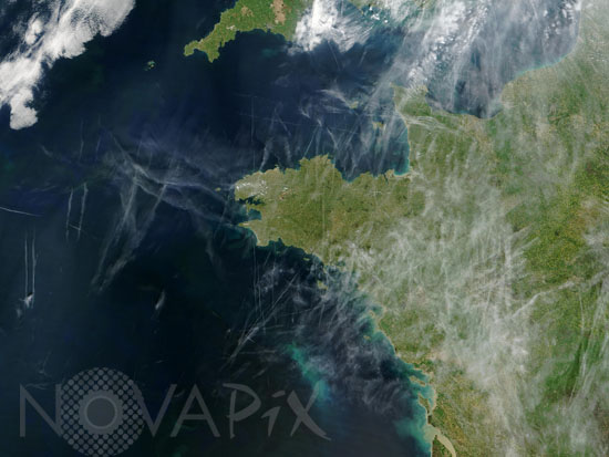 Traînées de condensation au-dessus de la Bretagne
