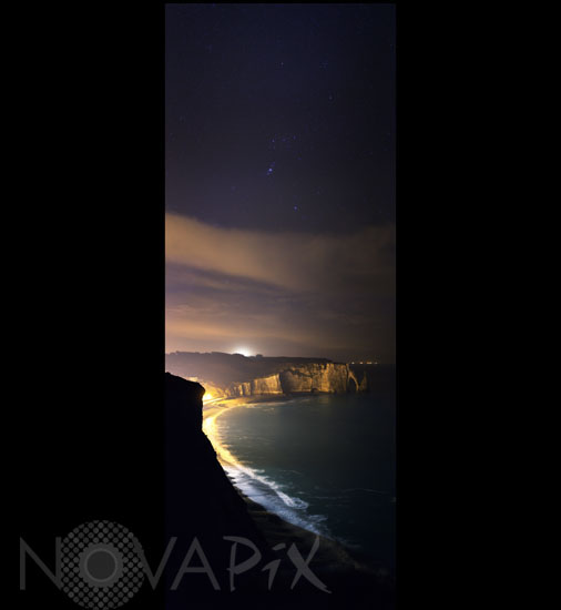 Les falaises d'Etretat vues de nuit