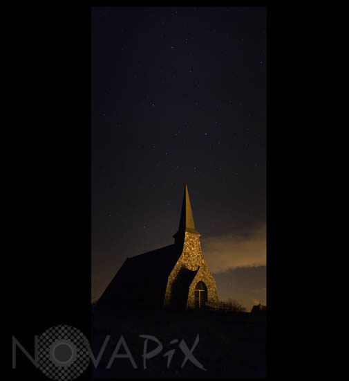 Ciel étoilé et église. Etretat