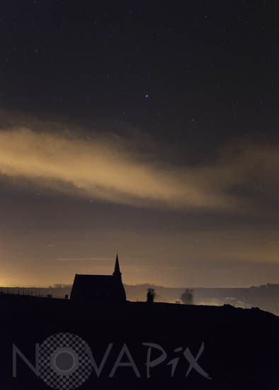 Ciel étoilé et église. Etretat