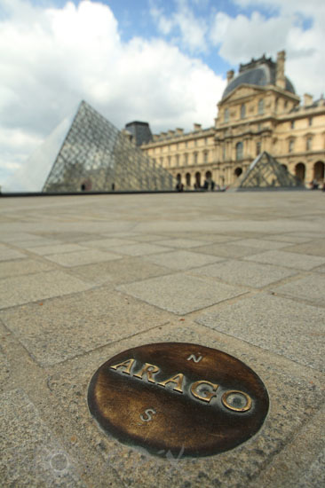 Médaillon Arago, Louvre (cour Napoléon)