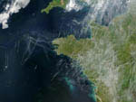 Traînées de condensation au-dessus de la Bretagne