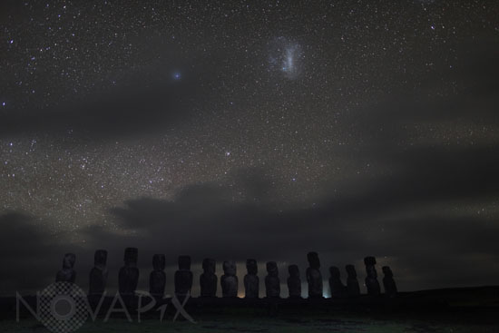 Ciel étoilé sur des Moais de l'ile de Pâques
