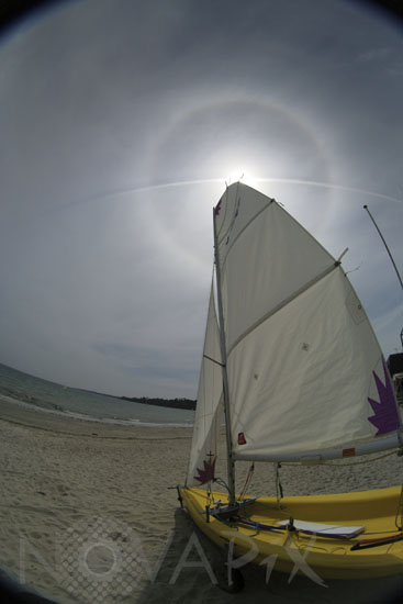 Halo autour du Soleil et trainée de condensation