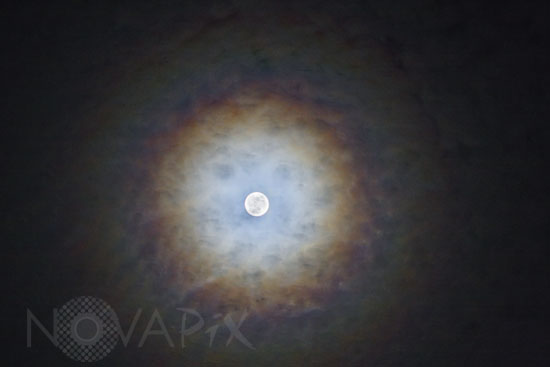 Couronne colorée autour de la Lune