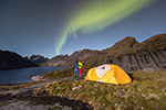 Un couple observe une Aurore boréale - Norvège 