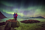 Un couple observe une Aurore boréale - Norvège 