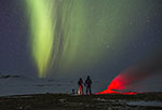 Un couple observe une Aurore boréale - Islande