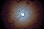 Couronne colorée autour de la Lune