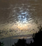Couronne colorée autour de la Lune et irisations