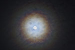 Couronne colorée autour de la Lune