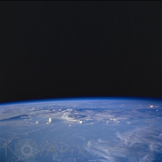 Atmosphère et nuages vus depuis la navette spatiale