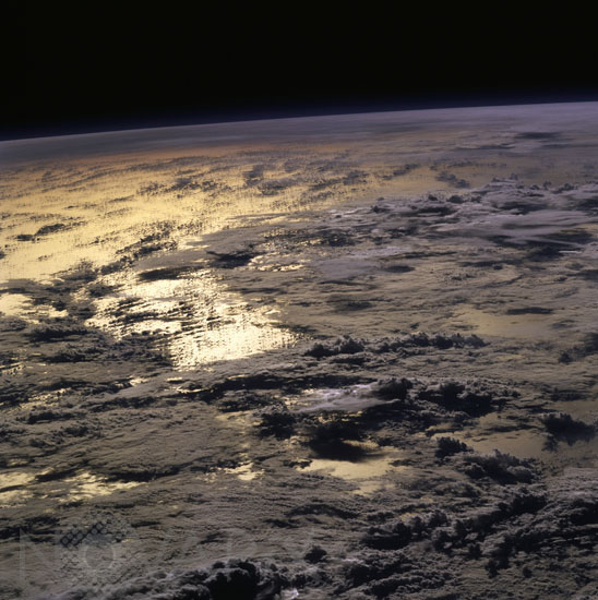 Nuages sur le Pacifique sud par la navette Columbia