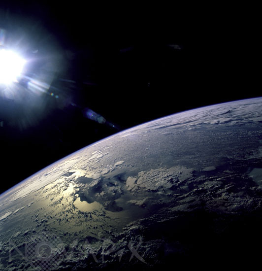 La Terre et le Soleil vus depuis la navette Discovery 02/1997