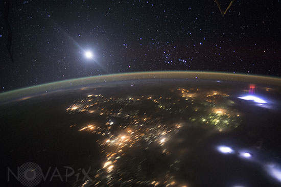 Sprite et orage vu depuis l'espace