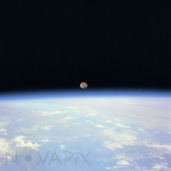 Terre et Lune vues depuis la navette Discovery