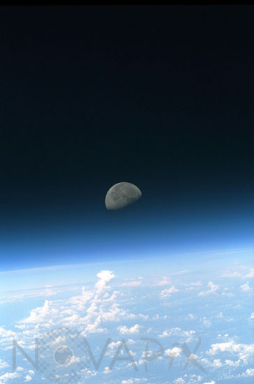 Coucher de Lune au-dessus de la Terre