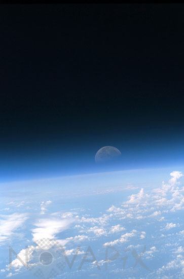 Coucher de Lune au-dessus de la Terre