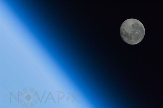 La Lune au-dessus de l'atmosphère terrestre