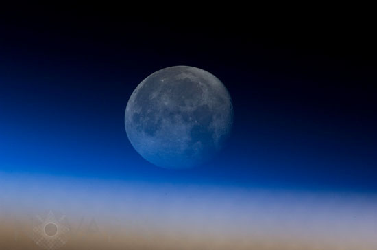 La Lune au-dessus de l'atmosphère terrestre