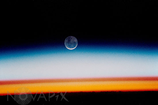 La Lune au-dessus de l'atmosphère terrestre