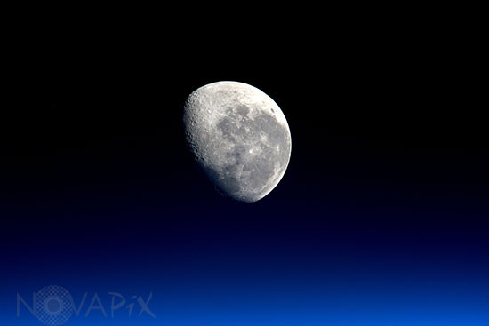 La Lune au-dessus de l'atmosphère terrestre