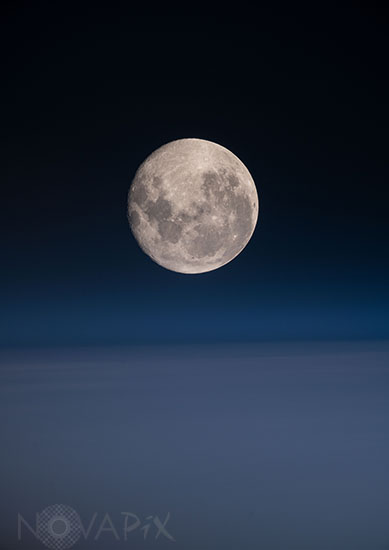La Lune au-dessus de l'atmosphère terrestre