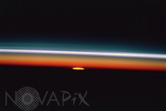 Lever de soleil vu depuis la navette Endeavour 09/1992