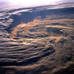 Formation cyclonique vue par la navette Endeavour. 12/1998