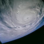 Typhon Samoai vu par la navette Atlantis