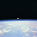 Terre et Lune vues depuis la navette Discovery