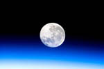 La Lune au-dessus de l'atmosphère terrestre