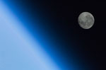 La Lune au-dessus de l'atmosphère terrestre