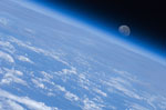 La Lune au-dessus de l'atmosphère terrestre