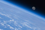 La Lune au-dessus de l'atmosphère terrestre