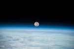La Lune au-dessus de l'atmosphère terrestre