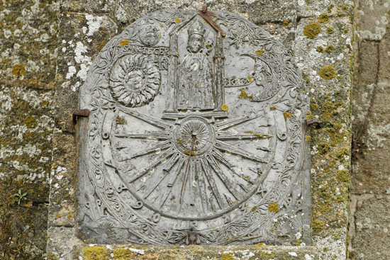 Cadran solaire du 17e siècle. Pleyben (Finistère)