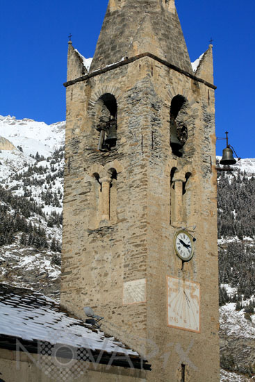 Eglise de Lanslevillard et cadrans solaires