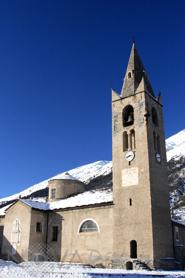 L'église de Lanslevillard et cadran solaire