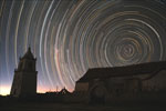 Circumpolaire sur l'église d'Isluga au Chili