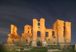 Les ruines du château de Lagarde sous les étoiles