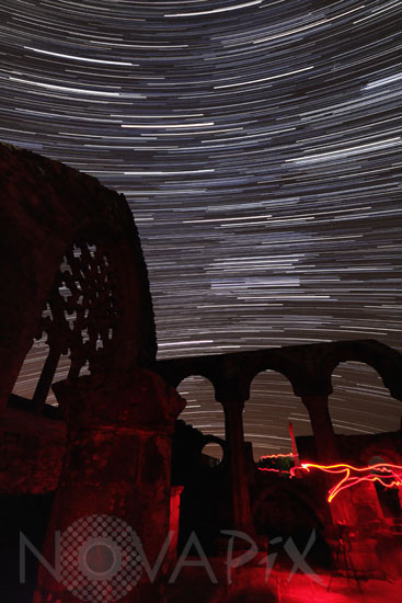 Trainées d'étoiles au-dessus d'une vieille chapelle