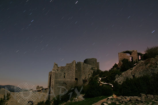 Filé d'étoiles au-dessus du château de Peyrepertuse 