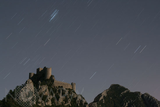 Filé d'étoiles au-dessus du château de Puilaurens