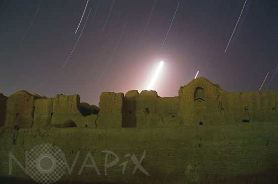 Filé d'étoiles sur une ancienne cité en Iran